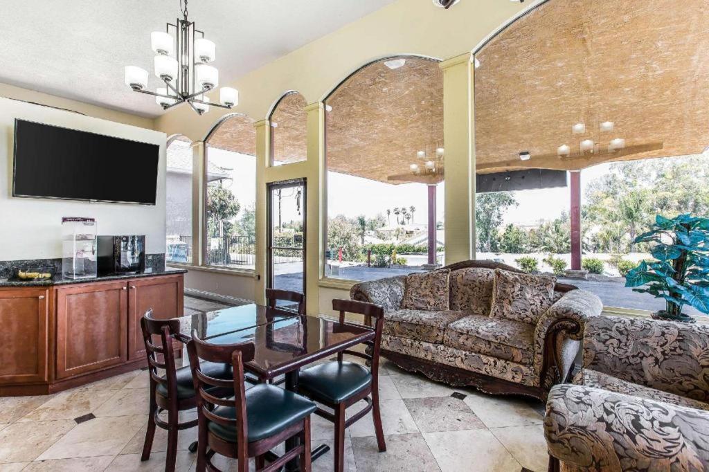 Rodeway Inn & Suites Canyon Lake-Menifee West Екстер'єр фото
