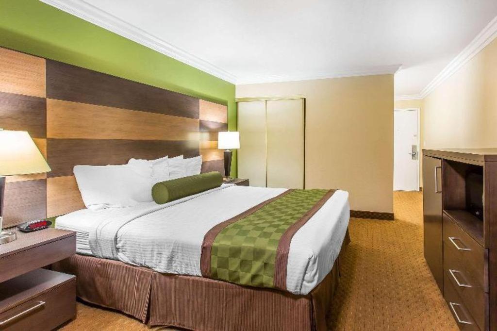 Rodeway Inn & Suites Canyon Lake-Menifee West Екстер'єр фото