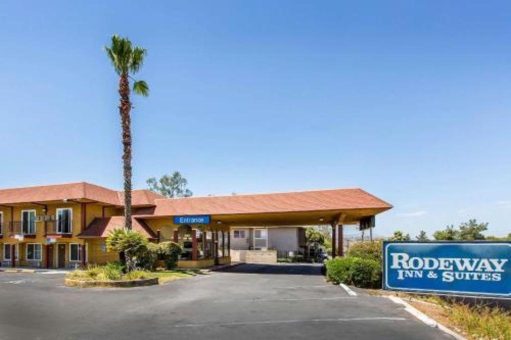 Rodeway Inn & Suites Canyon Lake-Menifee West Екстер'єр фото