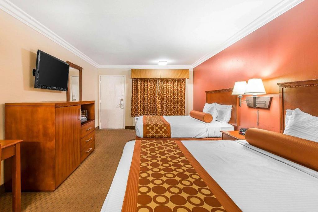 Rodeway Inn & Suites Canyon Lake-Menifee West Екстер'єр фото