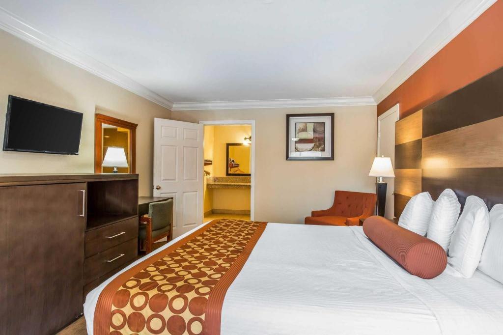 Rodeway Inn & Suites Canyon Lake-Menifee West Екстер'єр фото