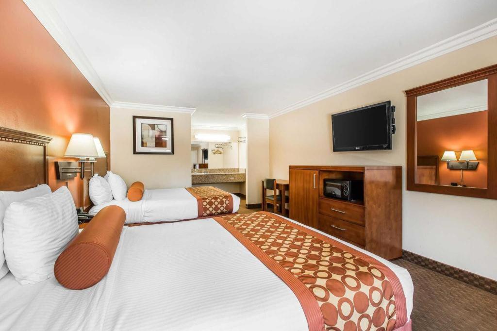 Rodeway Inn & Suites Canyon Lake-Menifee West Екстер'єр фото
