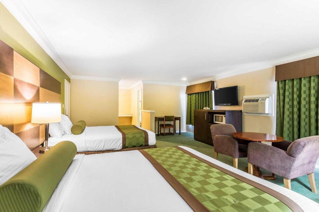 Rodeway Inn & Suites Canyon Lake-Menifee West Екстер'єр фото