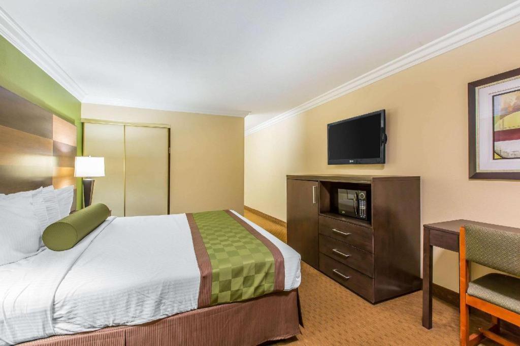 Rodeway Inn & Suites Canyon Lake-Menifee West Екстер'єр фото