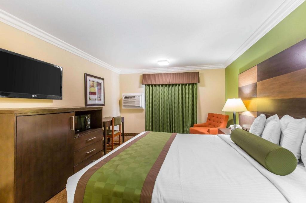 Rodeway Inn & Suites Canyon Lake-Menifee West Екстер'єр фото