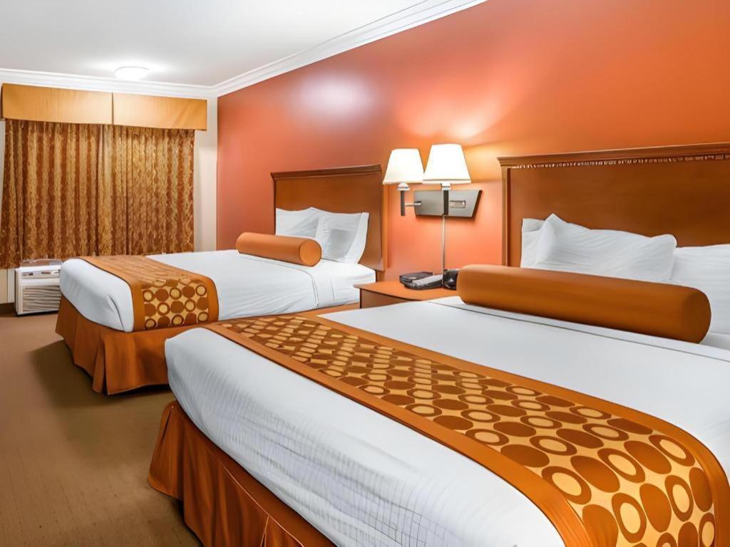 Rodeway Inn & Suites Canyon Lake-Menifee West Екстер'єр фото