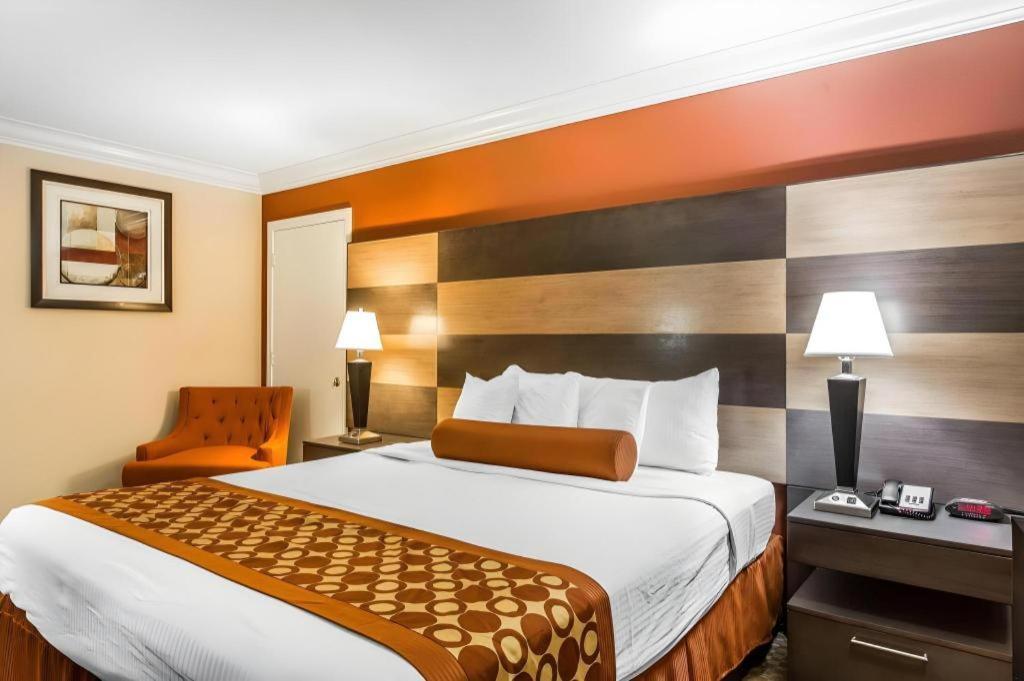 Rodeway Inn & Suites Canyon Lake-Menifee West Екстер'єр фото