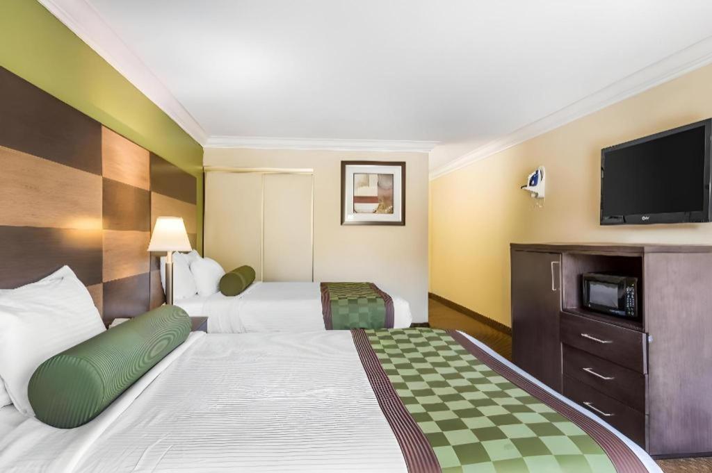Rodeway Inn & Suites Canyon Lake-Menifee West Екстер'єр фото