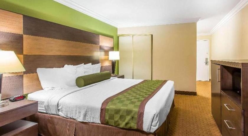 Rodeway Inn & Suites Canyon Lake-Menifee West Екстер'єр фото