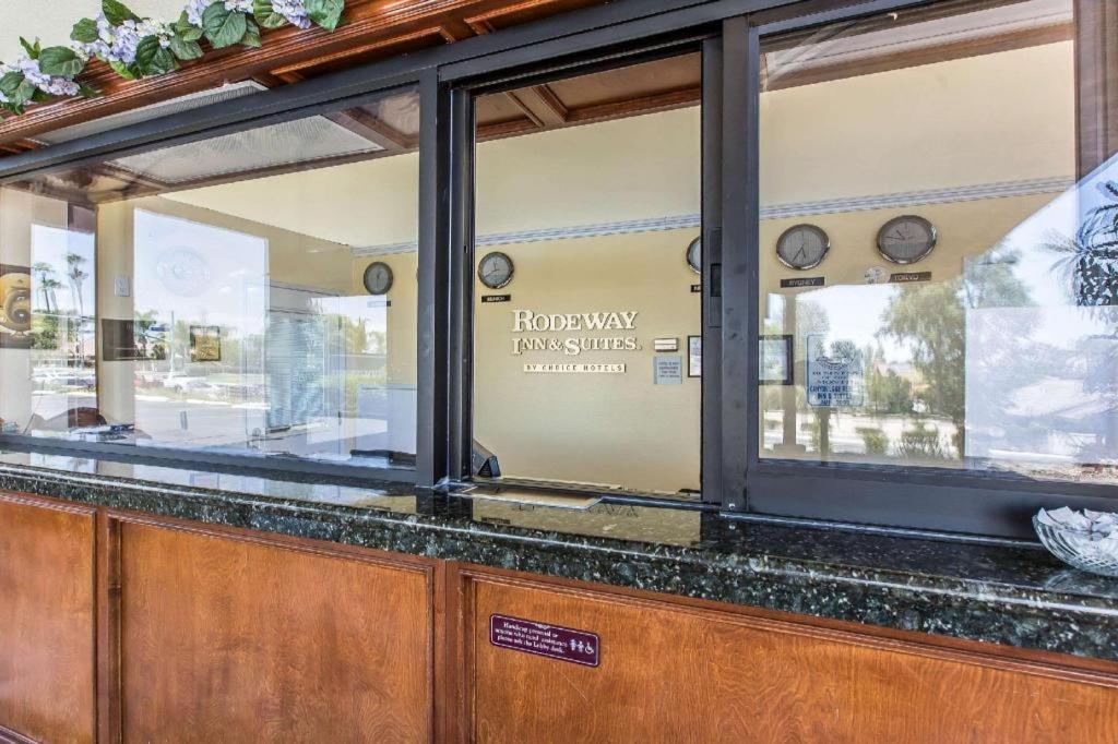 Rodeway Inn & Suites Canyon Lake-Menifee West Екстер'єр фото
