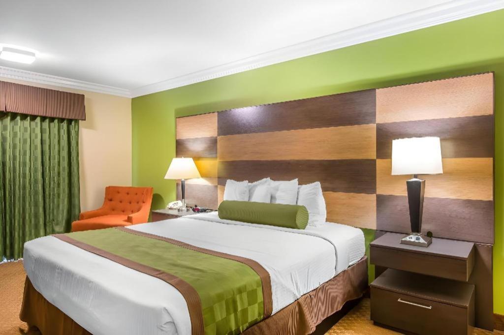 Rodeway Inn & Suites Canyon Lake-Menifee West Екстер'єр фото